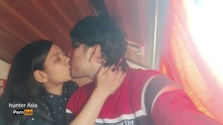 Незнакомая девушка-путешественник соблазняет меня в автобусе, и я заканчиваю трахать ее в своем гостиничном номере порно