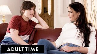 ВЗРОСЛОЕ ВРЕМЯ - Свежий 18-летний пасынок трахает свою нимфоманку мачеху Софи Мари За Машину порно