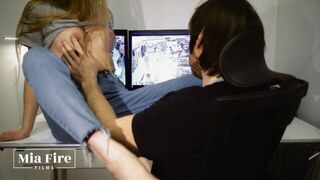 Девочку-подростка облизал и трахнул охранник в комнате наблюдения супермаркета - Mia Fire порно